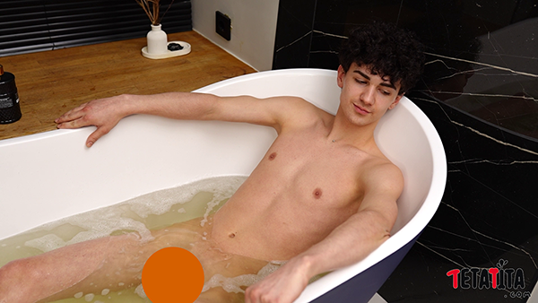 Entretenidos en la bañera 1 1 - Tetatita.com